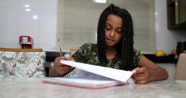 Preteen Menina Ler Notas Casa Estudando Para Exame — Fotografia de Stock
