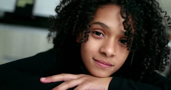 Chica Preadolescente Mirando Cámara Sonriendo Linda Sonrisa Niño — Foto de Stock