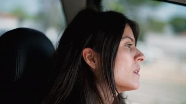 Споглядальна 30Х Жінка Їде Дорозі Подорожує Крупним Планом Автомобіля Русі — стокове відео