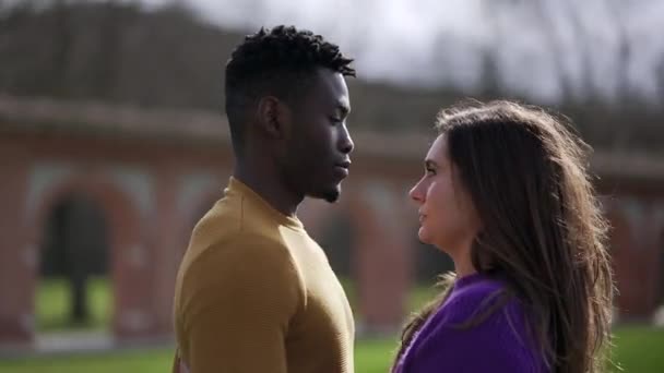 異人種間のカップルは外を受け入れる 若い女性抱擁パートナー — ストック動画