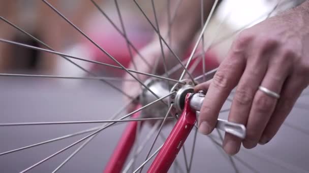 Ruota Bicicletta Regolazione Manuale Bici Fissaggio Persona Close — Video Stock