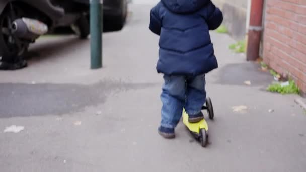 Παιδί Ιππασία Σκούτερ Παιχνίδι Στο Πεζοδρόμιο Δρόμο — Αρχείο Βίντεο