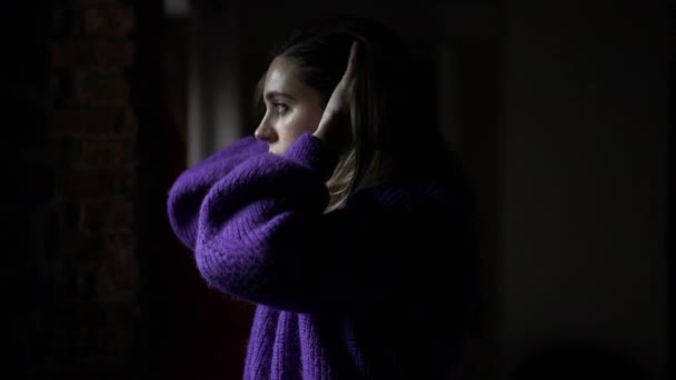 Zaniepokojona Młoda Kobieta Stojąca Przy Oknie Domu Niespokojne Emocje — Wideo stockowe