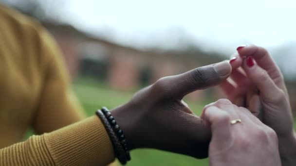 种族间的手结合爱抚和感情特写 — 图库视频影像