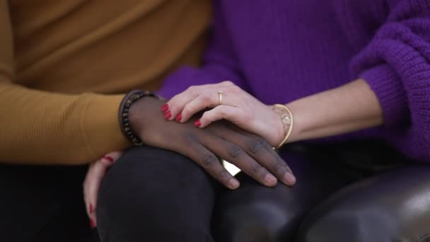 Kız Arkadaş Okşayıcı Erkek Arkadaş Farklı Irktan Çiftler Yakın Plan — Stok video