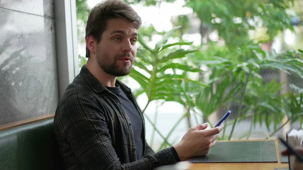 Young Man Reading Content Online Cellphone Sitting Coffee Shop Window — Stock Photo, Image