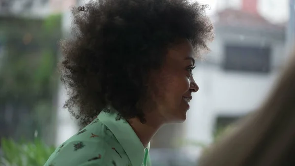 Perfil Una Mujer Afroamericana Con Cabello Afro Conversación Con Amigo — Foto de Stock