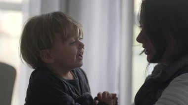 Anne ve yeni yürümeye başlayan çocuk etkileşim içinde.