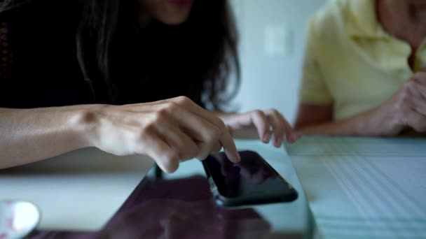 闭锁的手触摸智能手机屏幕 女性使用电话触摸屏浏览社交媒体互联网 — 图库视频影像