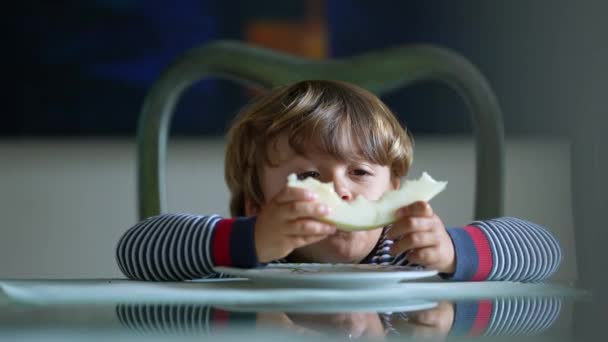 Candid Παιδί Τρώει Πράσινο Φρούτο Πεπόνι Στο Σπίτι — Αρχείο Βίντεο