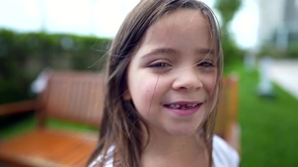 Портрет Маленькой Девочки Стоящей Снаружи Смотрящей Камеру Лицо Ребенка Крупным — стоковое видео