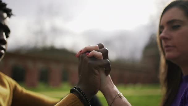 Schwarzer Mann Und Weiße Frau Hand Hand Diversitätskonzept — Stockvideo