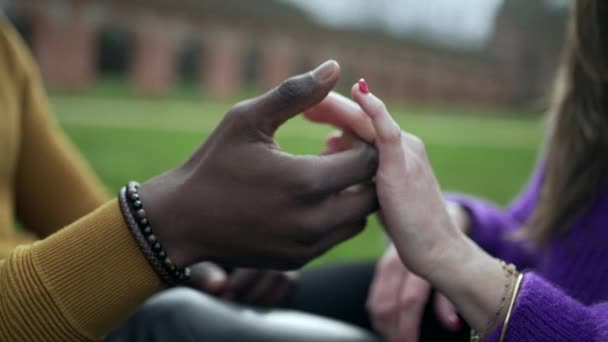 Close Interraciale Handen Strelen Liefde — Stockvideo