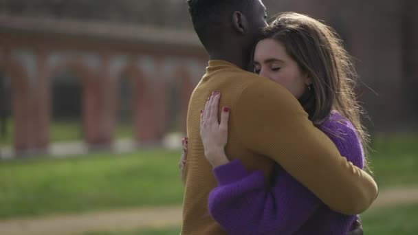 Interraciaal Stel Omarmt Elkaar Jonge Vrouw Romantische Verbinding Met Partner — Stockvideo