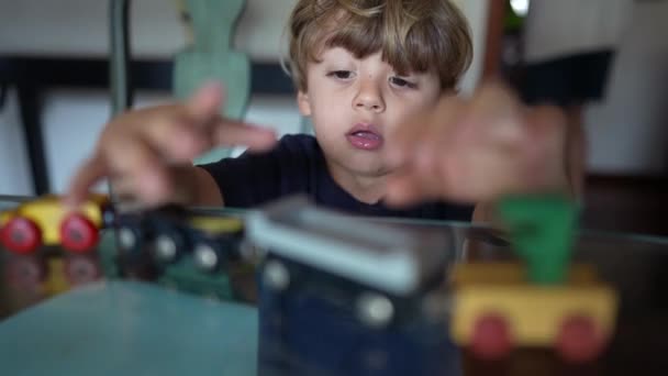 Niño Pequeño Juega Con Juguetes Una Mesa Vidrio Niño Jugando — Vídeos de Stock