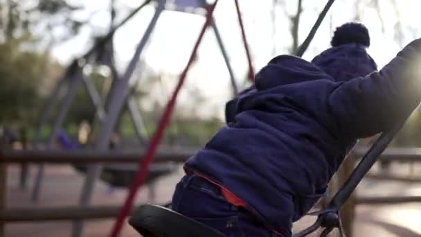Kisgyermek Jól Érzi Magát Játszótéri Hintán — Stock videók