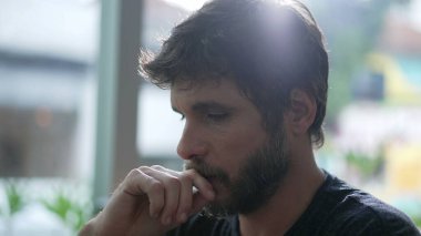 Düşünceli adam çözüm düşünüyor. Düşünceli bir insan zor problemi çözmeye çalışıyor. Kafede oturmuş anıları hatırlamaya çalışan biri.