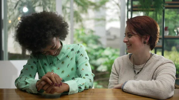 Két Fiatal Nevetett Mosolygott Kávézóban Boldog Változatos Lányok Beszélgetnek Kávézóban — Stock Fotó
