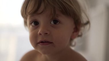 Sevimli bebek bebek oğlan sarışın portre