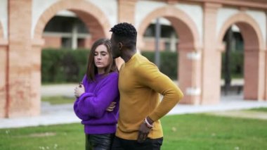 Erkek arkadaş üzgün kız arkadaşı teselli ediyor. Irklar arası çift, öpüşen alın sakinleştirici depresyon