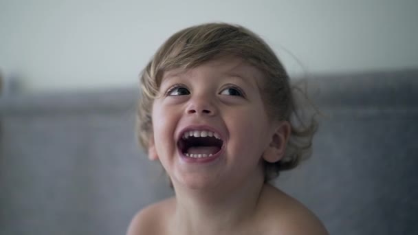 Vidám Kisgyerek Aki Nevet Mosolyog Boldog Gyermek Mosoly Nevetés — Stock videók