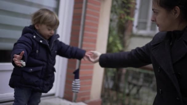 Mãe Ajudando Bebê Criança Descer Escadas — Vídeo de Stock