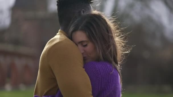 Casal Inter Racial Beijando Abraçando Uns Aos Outros Fora Preto — Vídeo de Stock