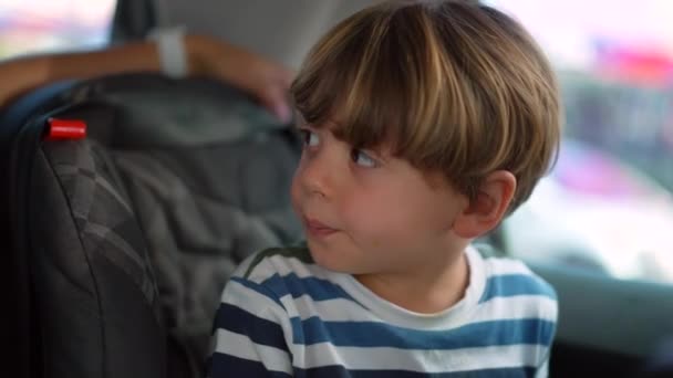 Malý Chlapec Sedící Zadním Sedadle Auta Cestující Silnici Dítě Bezpečnostním — Stock video
