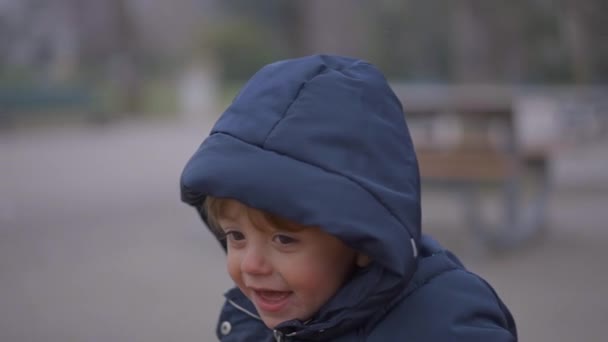Glücklicher Baby Bub Lächelt Und Lacht Während Der Wintersaison — Stockvideo