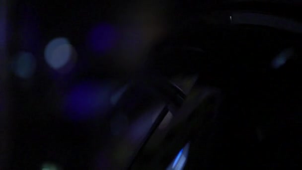 Brilhando Cor Luzes Reflexão Superfície Metal Noite — Vídeo de Stock