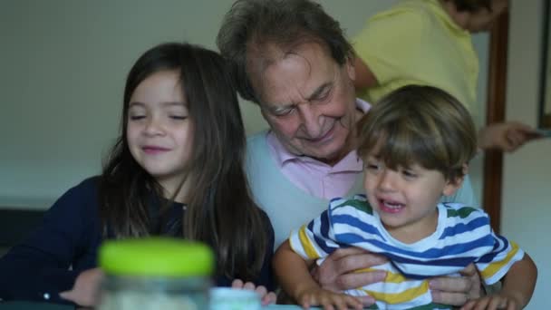 Ευτυχισμένος Παππούς Μικρά Εγγόνια Αληθινός Χαρούμενος Παππούς Εγγόνια Έννοια Οικογενειακών — Αρχείο Βίντεο