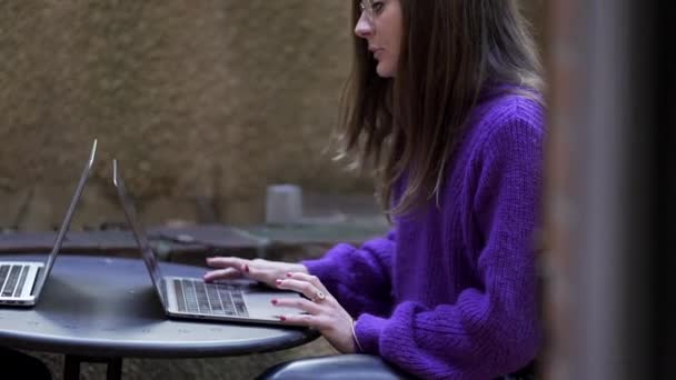 Őszinte Fiatal Okos Dolgozik Otthonról Előtt Számítógép Laptop — Stock videók