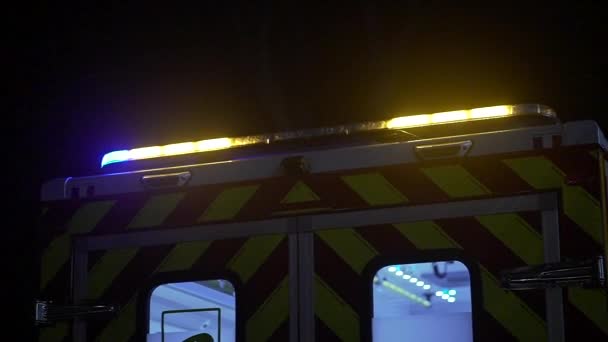 夜间停放的救护车信号灯闪烁 — 图库视频影像