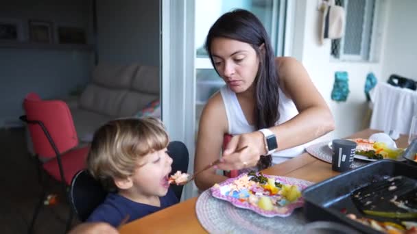 Mammas Matande Liten Pojke Äter Lunch Bord Verkliga Livet Autentiska — Stockvideo