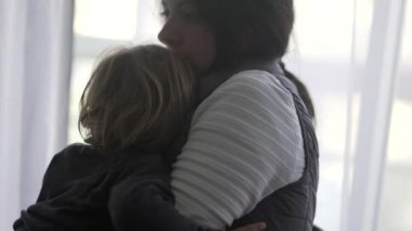 Anne kucaklar ve kucaklar küçük bebek çocuk