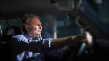 Gece araba süren son sınıf öğrencisi. Direksiyonu tutan olgun bir insan. Şehirde erkek sürücü var.