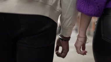 Şehirdeki kaldırımda birlikte yürüyen ırklar arası bir çift.