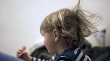 Anne, yeni yürümeye başlayan çocuğu okşuyor. Çocuk saçı, baş okşaması, şefkat.