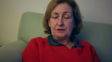 Endişeli yaşlı kadın portresi endişeli bir ifadeyle yakın plan. Endişeli yaşlı kişi