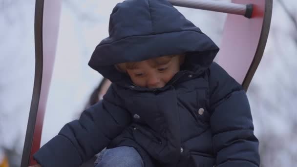 Kleinkind Winterkleidung Auf Spielplatz Rodel — Stockvideo