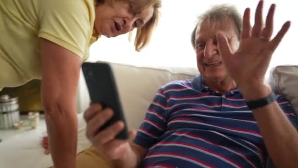 Olgun Yaşlı Çift Ellerinde Akıllı Telefon Cihazı Olan Aile Üyesiyle — Stok video