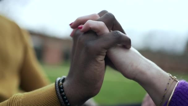 Preto Homem Unindo Mãos Com Namorada Branca Interracial Namoro União — Vídeo de Stock