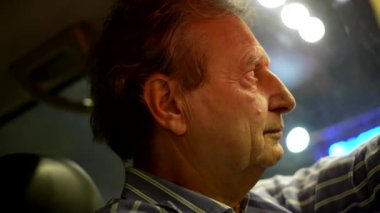 Olgun bir adam yeşil ışık için araba bekliyor. Kırmızı ışıkta bekleyen yaşlı kişi yakın çekim yüzü.