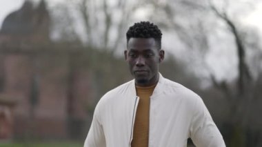 Dışarıda dolaşan düşünceli bir Afrikalı. Düşünceli meditasyon yapan kişi hayal kuruyor.