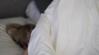 Anne ve bebek çarşafın altına giriyor.