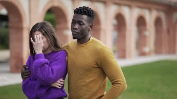Depresyondaki Genç Bir Kadını Teselli Eden Bir Erkek Arkadaş Irklar — Stok video