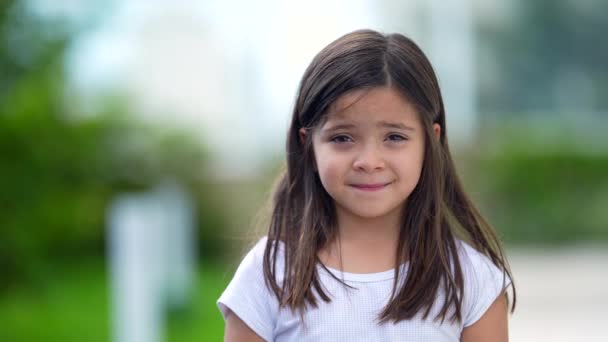 Küçük Kızın Portresi Gülümseyen Kadın Çocuk Yüzü Yakından Kameraya Bakıyor — Stok video