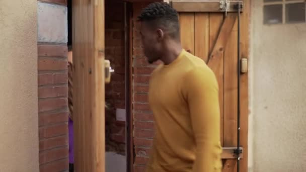 Gente Saliendo Casa Cerrando Puertas Joven Pareja Interracial Saliendo — Vídeos de Stock