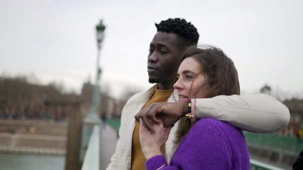 Interraciale Paar Samen Vriendje Armen Rond Vriendin Openhartige Liefde Genegenheid — Stockvideo