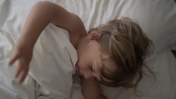 Βρέφος Στο Πρωινό Κρεβάτι Κάτω Από Σεντόνια Παιδί Σηκωθεί Από — Αρχείο Βίντεο